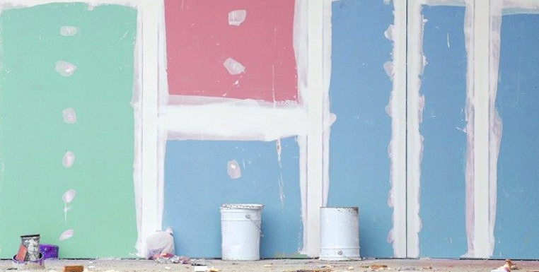 Мазки красок на гипсокартоне