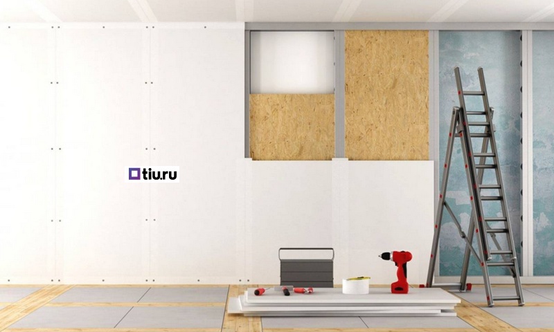 Обшивка стен, на полу шуруповерт